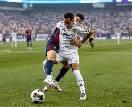 Lucas Vasquez holds off the ball | Credit : Alejandro Izurieta