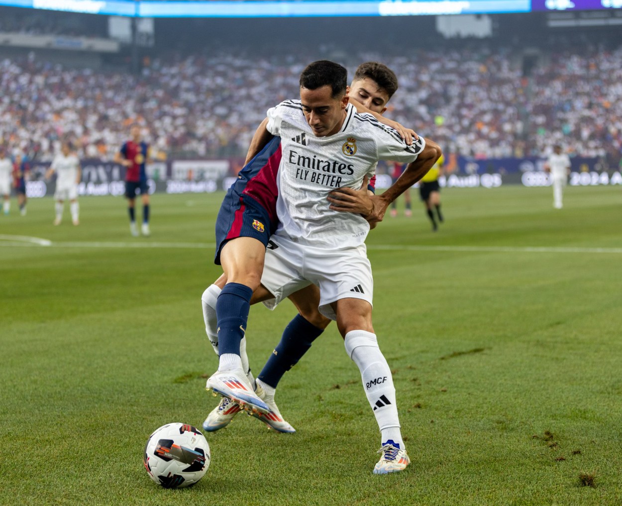 Lucas Vasquez holds off the ball | Credit : Alejandro Izurieta