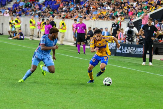 Tayvon Gray against Diego Lainez | Credit: Jose Pichirilo 
