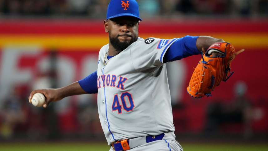 Aug 28, 2024; Phoenix, Arizona, USA; New York Mets pitcher Luis Severino (40) pitches against the Arizona Diamondbacks during the third inning at Chase Field. Mandatory Credit: Joe Camporeale-Imagn Images