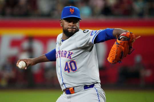 Aug 28, 2024; Phoenix, Arizona, USA; New York Mets pitcher Luis Severino (40) pitches against the Arizona Diamondbacks during the third inning at Chase Field. Mandatory Credit: Joe Camporeale-Imagn Images