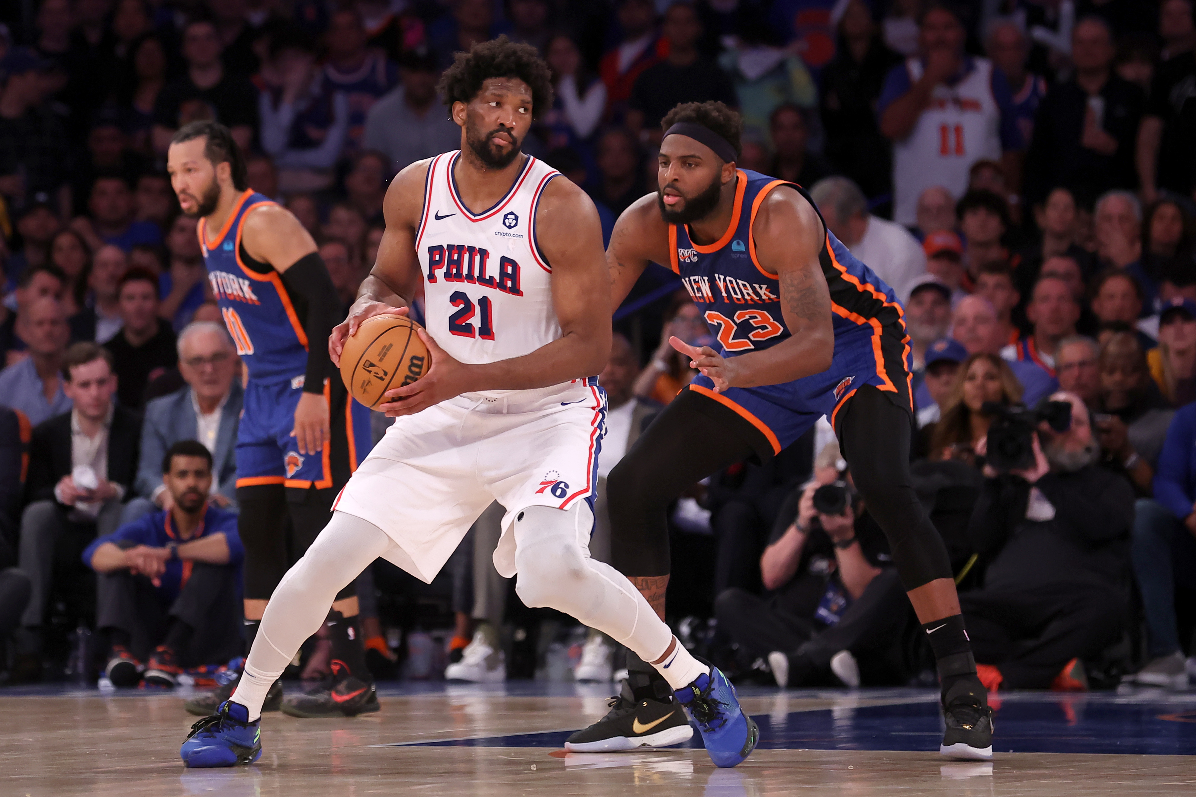 Knicks’ injured center throws shade at Joel Embiid