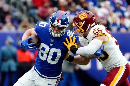 New York Giants tight end Kyle Rudolph (80) runs with the ball with pressure from Washington Football Team linebacker Cole Holcomb (55) in the first half at MetLife Stadium on Sunday, Jan. 9, 2022.