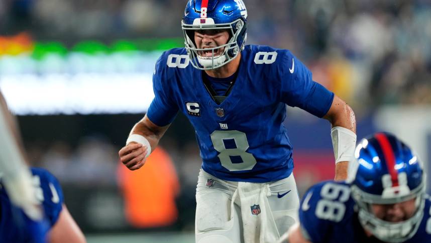 New York Giants quarterback Daniel Jones (8) had a difficult time handling the wet ball and the Dallas Cowboys. Sunday, September 10, 2023