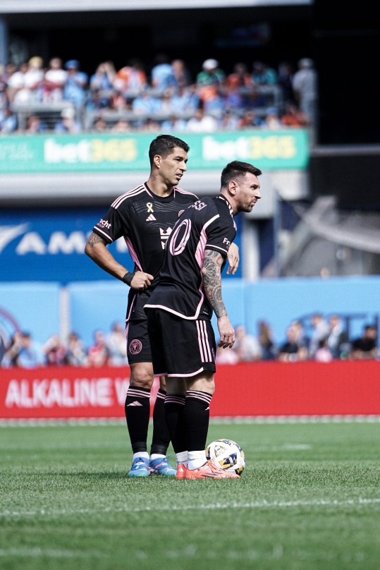 Luis Suarez and Lionel Messi preparing a free kick | Credit : Anthony Surrusco
