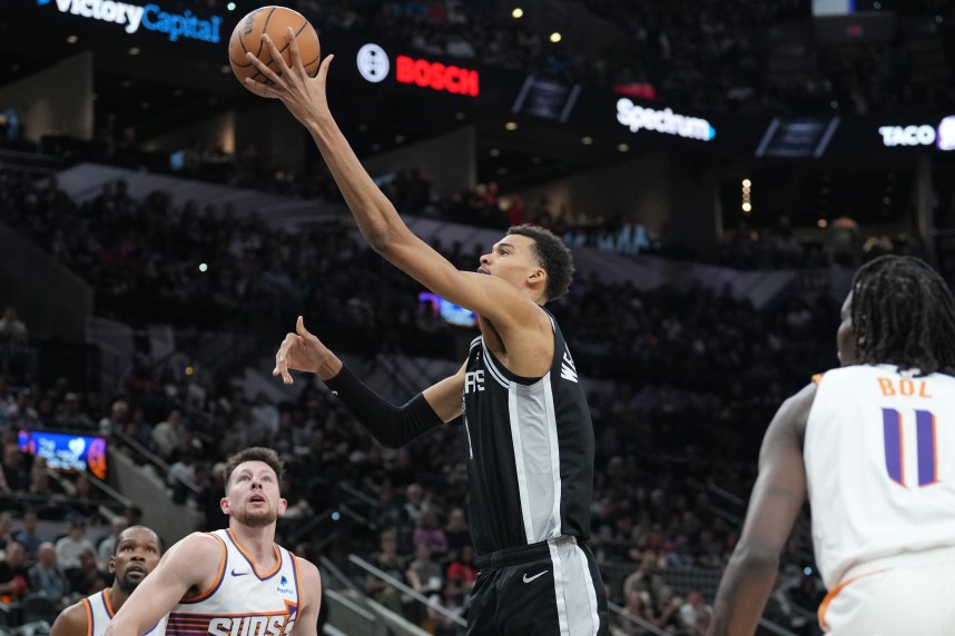 NBA: Phoenix Suns at San Antonio Spurs