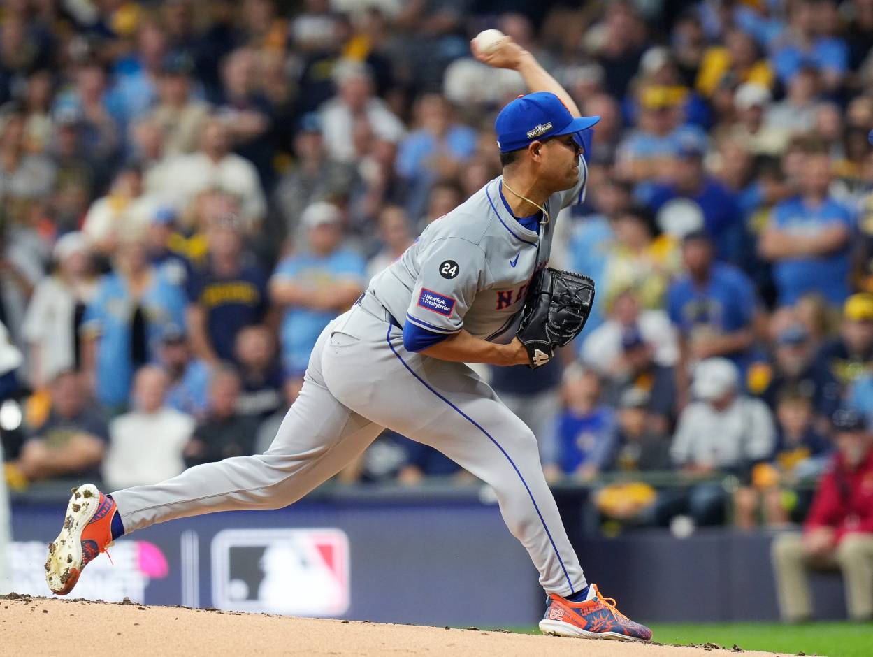 New York Mets starting pitcher Jose Quintana (62) pitches during the first inning of Game 3 of National League wild-card series against the Milwaukee Brewers on Thursday October 3, 2024 at American Family Field in Milwaukee, Wis.