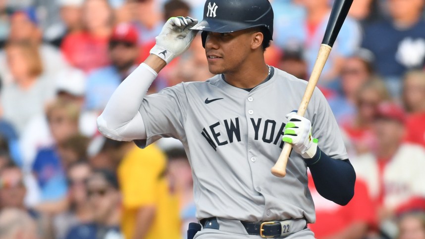 Jul 29, 2024; Philadelphia, Pennsylvania, USA; New York Yankees outfielder Juan Soto (22) at bat against the Philadelphia Phillies at Citizens Bank Park. Mandatory Credit: Eric Hartline-Imagn Images