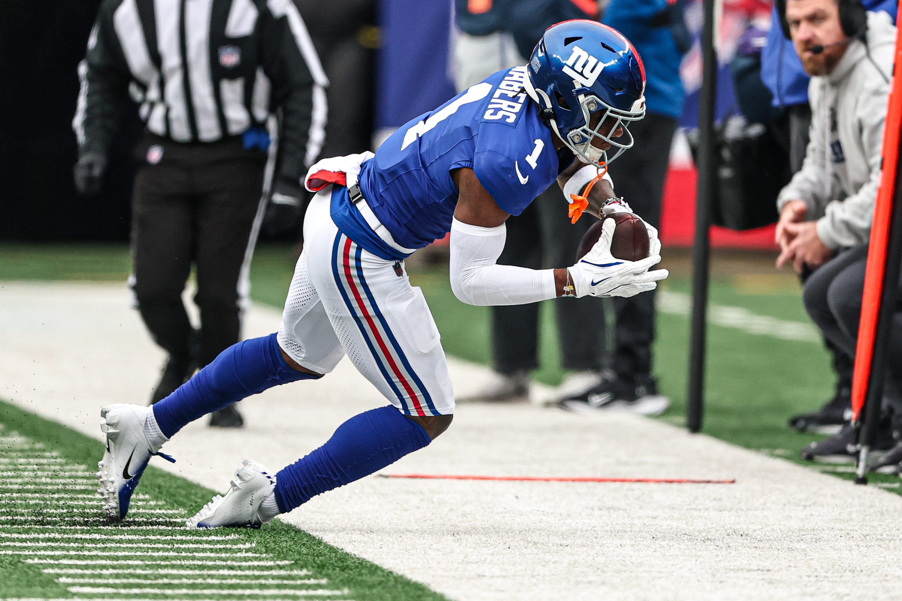 Dec 15, 2024; East Rutherford, New Jersey, USA; New York Giants wide receiver Malik Nabers (1) makes a catch during the first half against the Baltimore Ravens at MetLife Stadium. Mandatory Credit: Vincent Carchietta-Imagn Images