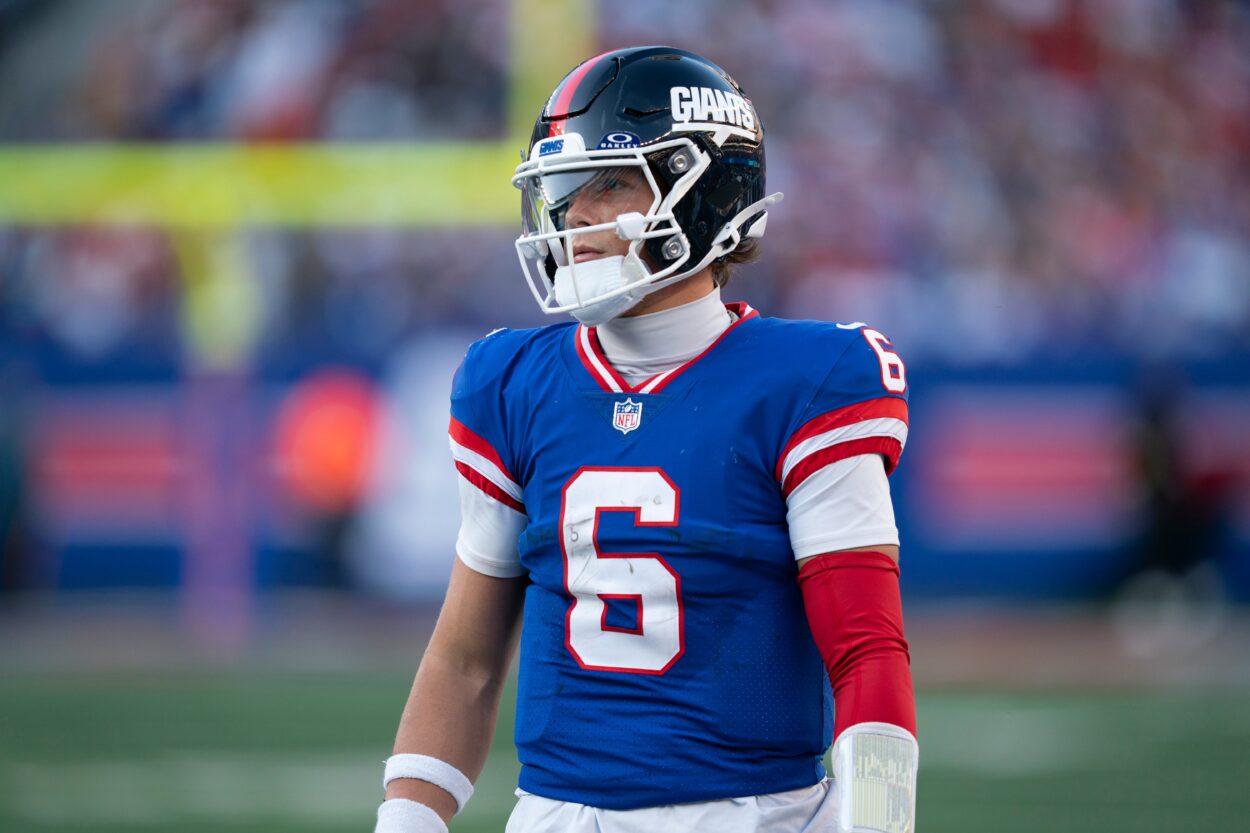 Jaxson Dart, Giants, New York Giants quarterback Jaxson Dart (6) gets ready for the offense to take the field during a week 9 game between New York Giants and San Francisco 49ers at MetLife Stadium on Sunday, Nov. 2, 2025.